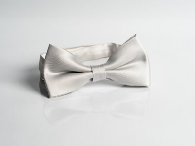 vaaleanharmaa-rusetti-rusetit-netista-sulhanen-sulhasen-pukeutuminen-haat-haapuku-mirrikauppa-kotimainen-suomalainen-verkkokauppa