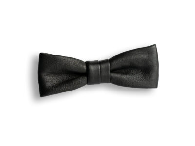 batwing-nahkarusetti-nahka-musta-poronnahka-kasityo-kasintehty-avainlippu-avainlipputuote-rusetti-rusetit-netista-sulhanen-pukeutuminen-haat-haapuku-mirrikauppa-kotimainen-suomalainen