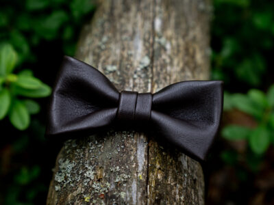 tummanruskea-nahkarusetti-mirrikauppa-kotimainen-kasintehty-rusetti-nahkarusetti-nahkainen-poronnahka