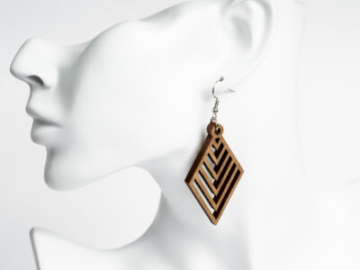 timatti-timantinmuotoinen-tyylikas-korvakoru-korvakorut-vaneri-puu-puiset-puukorvakorut-vanerikorvakorut-kotimainen-naru-mirrikauppa-