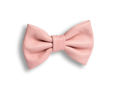 vaaleanpunainen-nahkarusetti-roosa-hento-vaalea-nahkainen-avainlippu-avainlipputuote-rusetti-rusetit-netista-sulhanen-sulhasen-pukeutuminen-haat-naru-mirrikauppa-kotimainen-suomalainen(