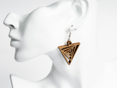 kolmio-korvakorut-korvakoru-vaneri-puu-puiset-puukorvakorut-vanerikorvakorut-kotimainen-naru-mirrikauppa