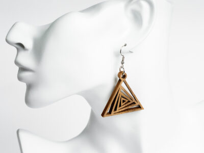 kolmion-malliset-korvakorut-korvakoru-kolmio-vaneri-puu-puiset-puukorvakorut-vanerikorvakorut-kotimainen-naru-mirrikauppa-