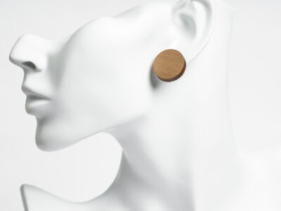 nappikorvakorut-vanerista-naru-korvakorut-vaneri-pahkina-koivu-suomalainen-kasityo-nappikorvis-korvikset