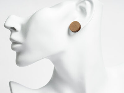 puiset-nappikorvakorut-naru-korvakorut-vaneri-pahkina-koivu-suomalainen-kasityo-nappikorvis-korvikset