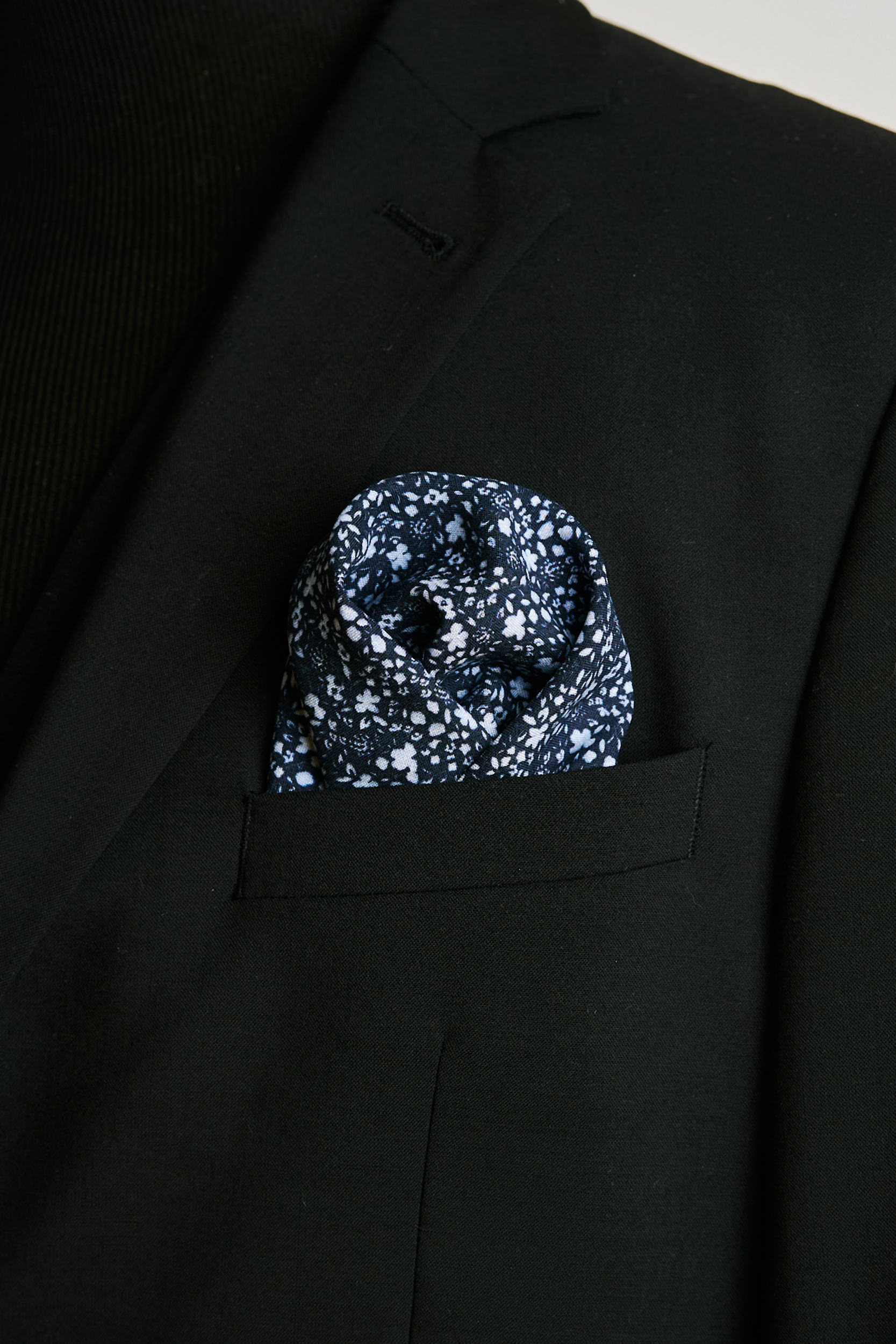 taskuliina-sininen-kukka-mirrikauppa-kotimainen-kasityo-suomalainen-verkkokauppa-turku